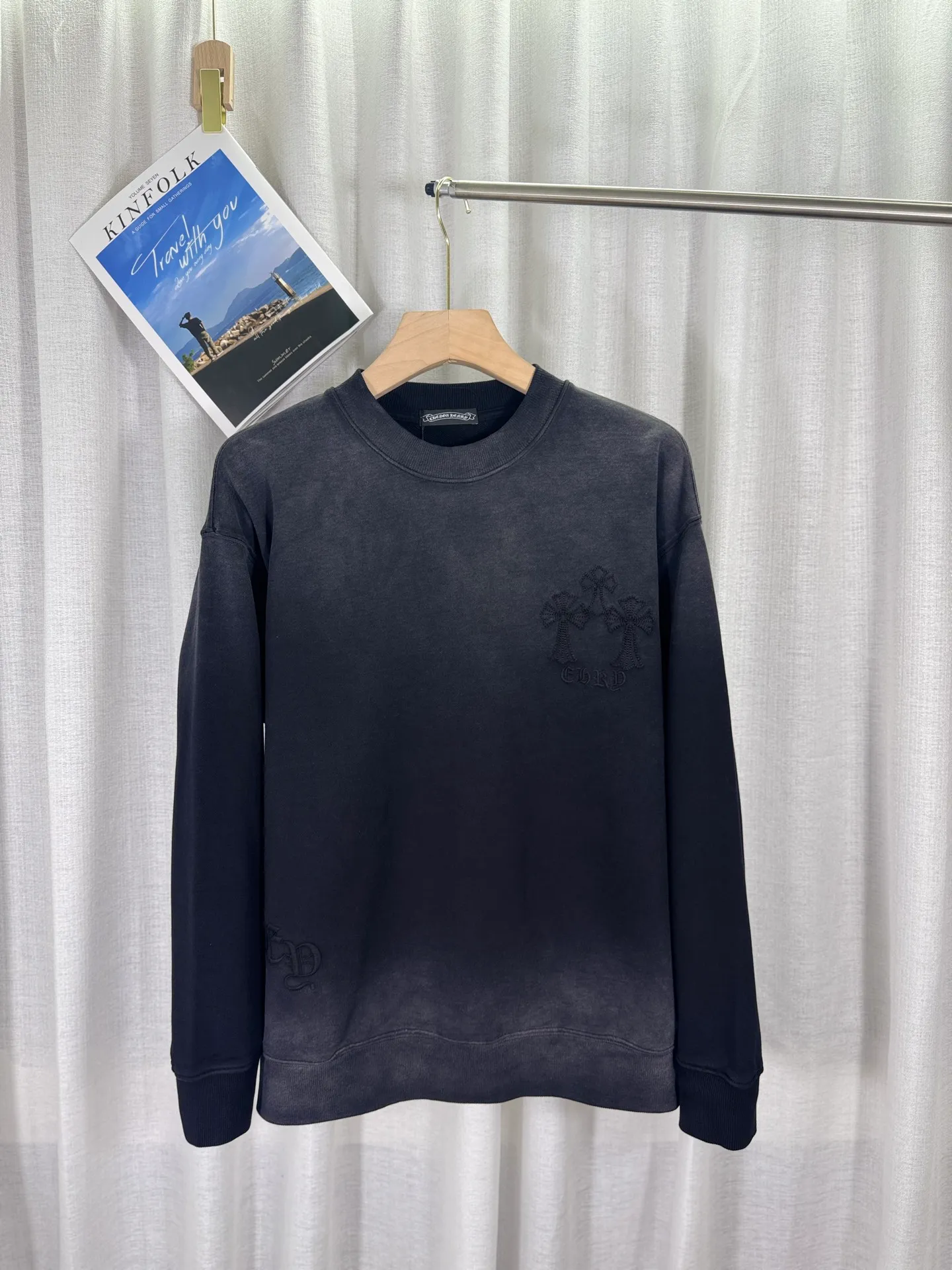 P260 top version, real shot without P, ​​different from market currency) 𝗖𝗵𝗿𝗼𝗺𝗲 𝗛𝗲𝗮𝗿𝘁𝘀/Cro Heart 2025 washed patch embroidery autumn and winter new original single counter American laser burnt 3D three-dimensional color embroidered couple casual sweatshirt 👑The highest version! Customized fabric 430g tripe terry fabric! American acid-washed and distressed original fabric laser burnt ✟appliqué embroidery and exquisite embroidery of letters! The best-selling model in the counter, very comfortable to wear. Accessories: original molded and authenticated collar label➕100% silk wash label. Genuine purchase-grade original hangtag➕matching hanging rope➕3D hanging beads➕original packaging bag. Craftsmanship: The original version has consistent wiring! The highest version of the armhole matching technique! Color: Red Black Size: S M L XL Style No.: 9309